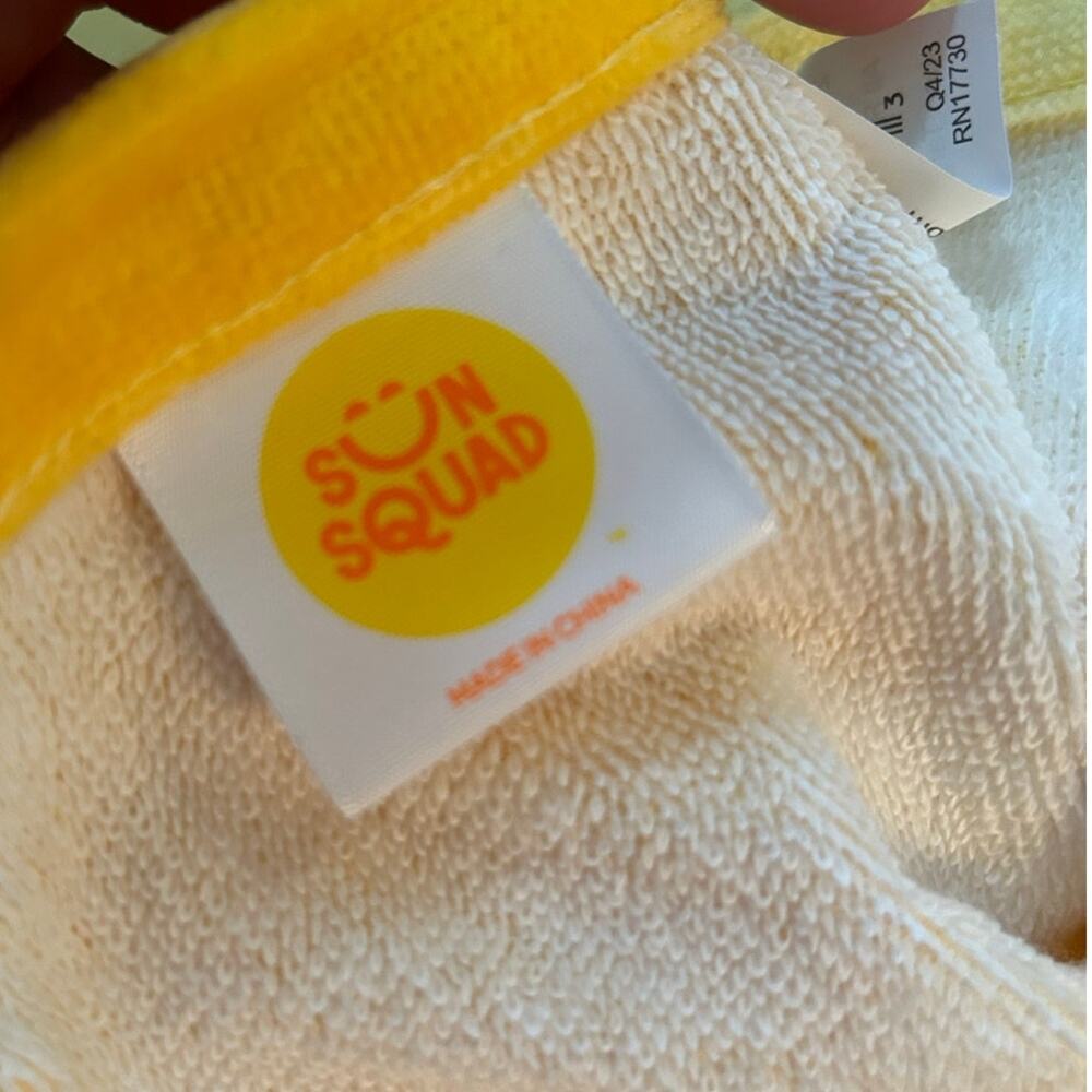 SUN SQUAD New 32" x 62" Yellow Sunshine Cotton Beach Towel - Picture 4 of 6